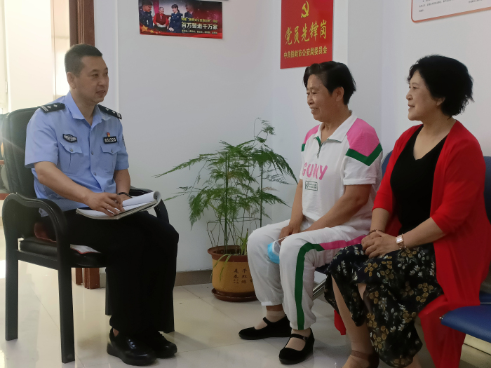 高耀剛耐心為居民調(diào)解2