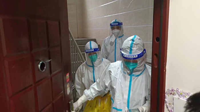 為居民清運(yùn)垃圾