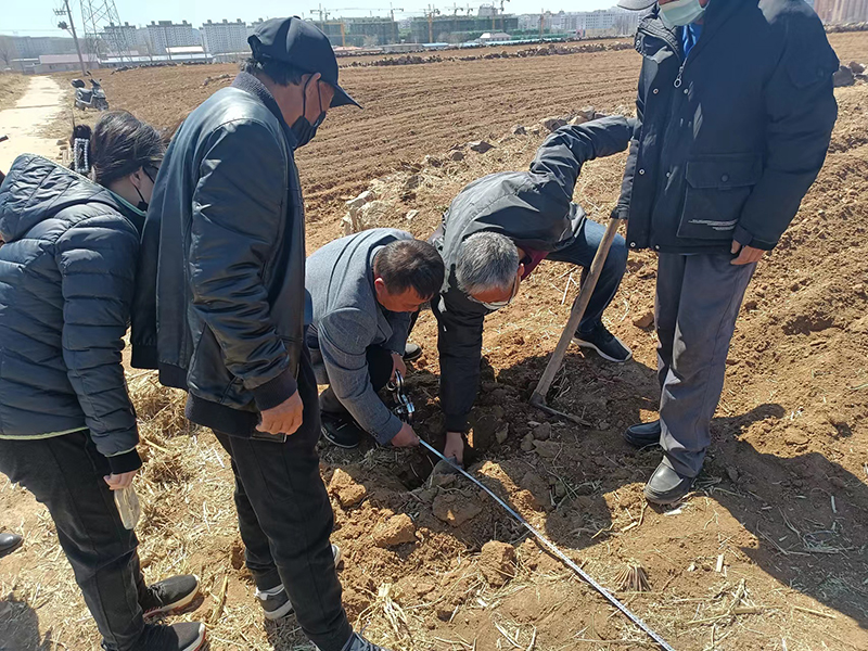 張玉峰（右二）現(xiàn)場調(diào)解土地糾紛