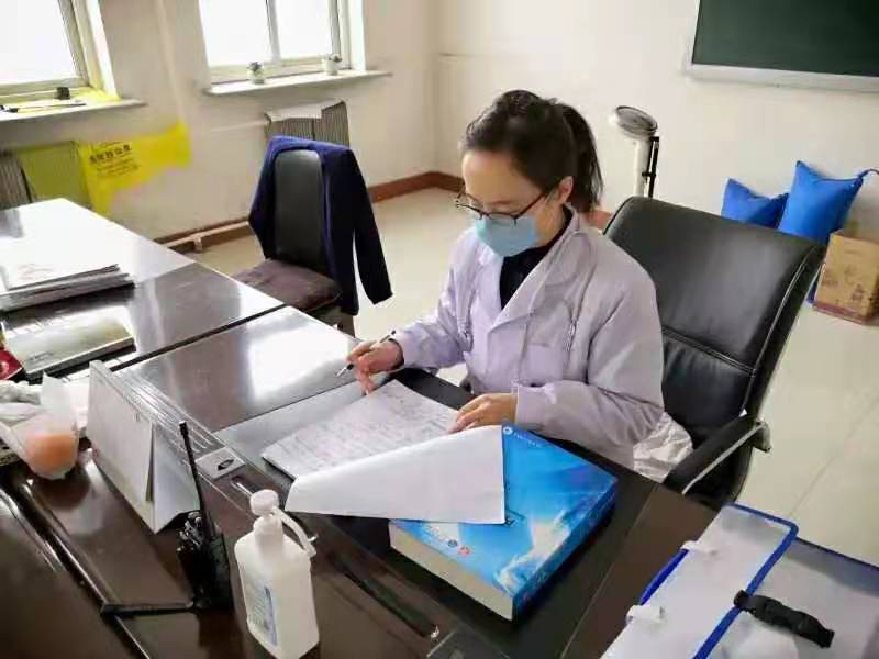 胡精珍認真查看戒毒人員病例