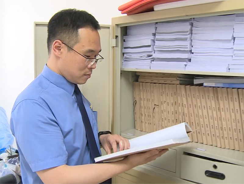 楊德明在查閱案件卷宗。