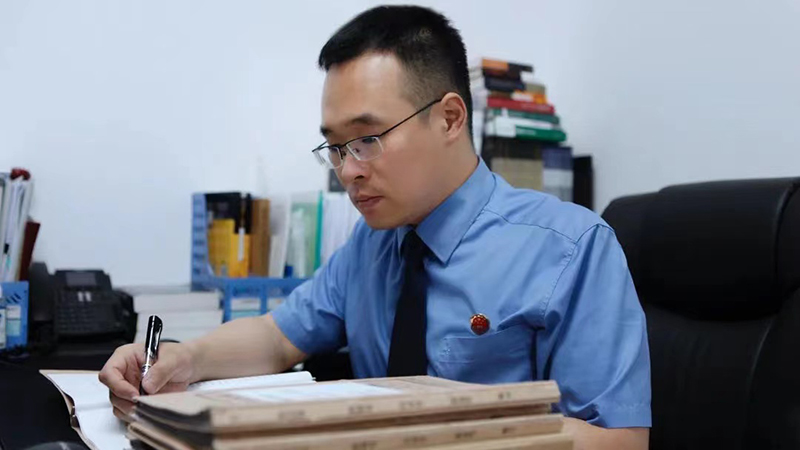 楊德明在撰寫案件審查報告。