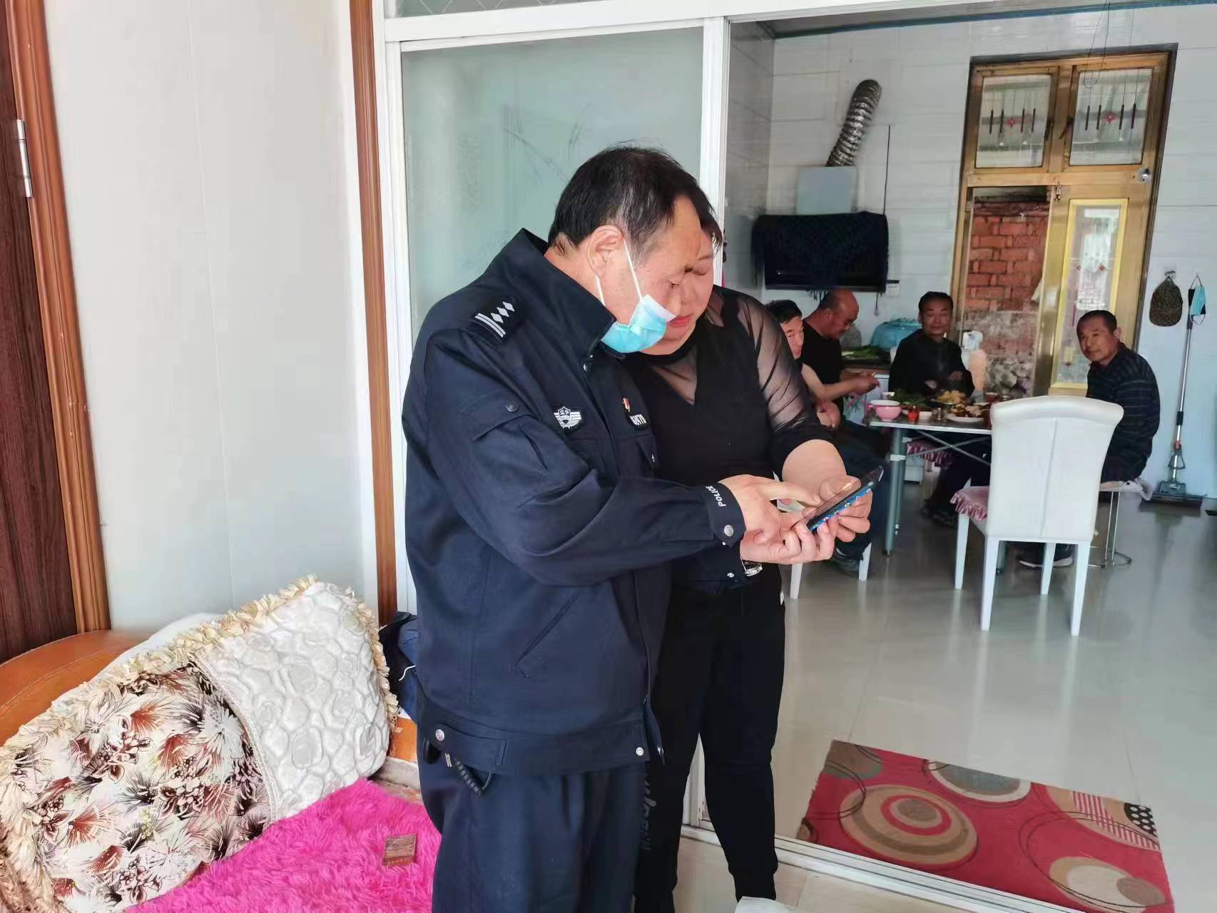 魯春軍為群眾答疑解惑