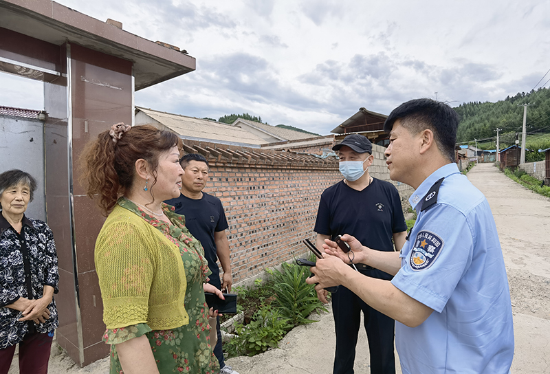 張獻軍（右一）上門調(diào)解