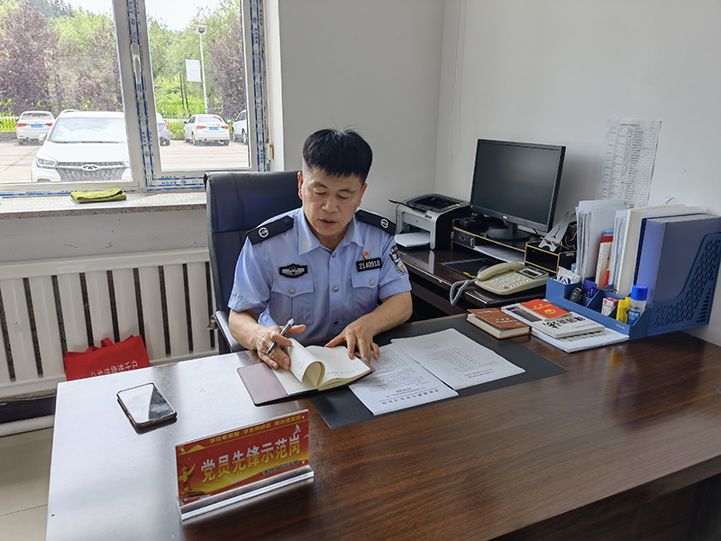 張獻軍在工作中