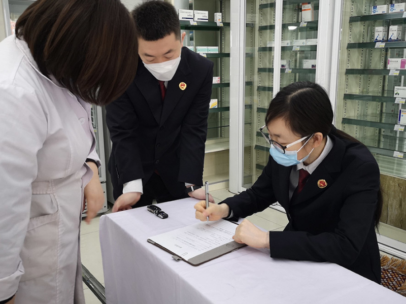 古塔區(qū)檢察院檢察官到藥店開展公益訴訟調(diào)查。