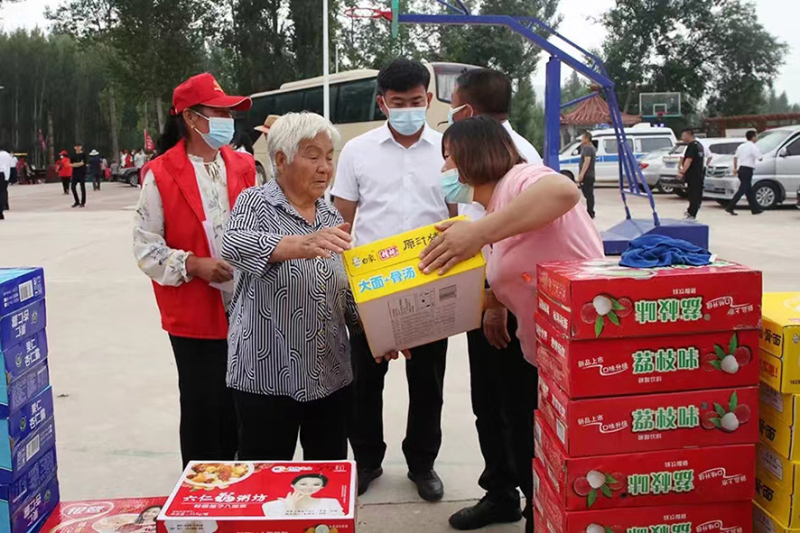 喀左縣尤杖子鄉(xiāng)前鋼溝村開展道德銀行積分兌換活動(dòng)