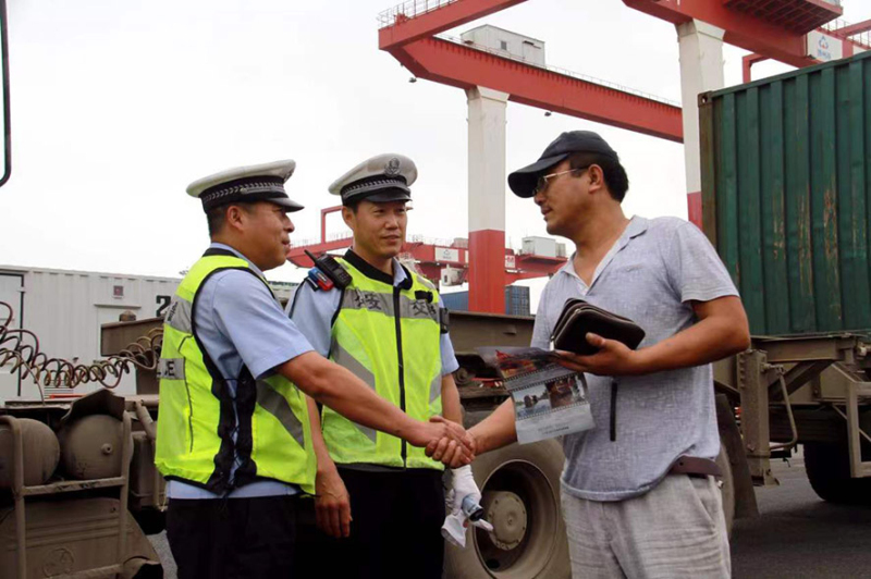 開(kāi)發(fā)區(qū)交警為外來(lái)客商解決難題。