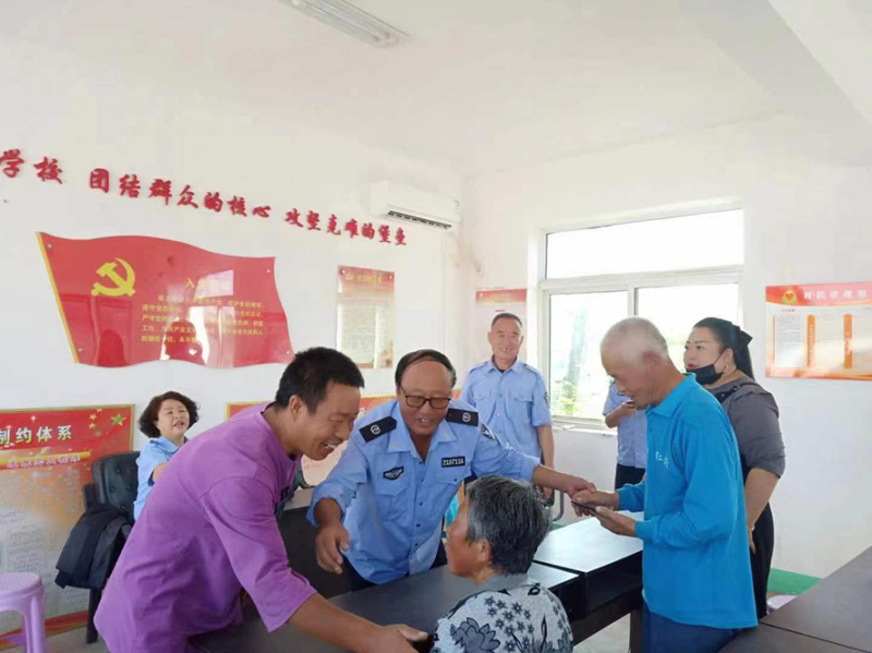 黑山縣半拉門(mén)鎮(zhèn)“村民評(píng)理說(shuō)事點(diǎn)”調(diào)解矛盾糾紛。