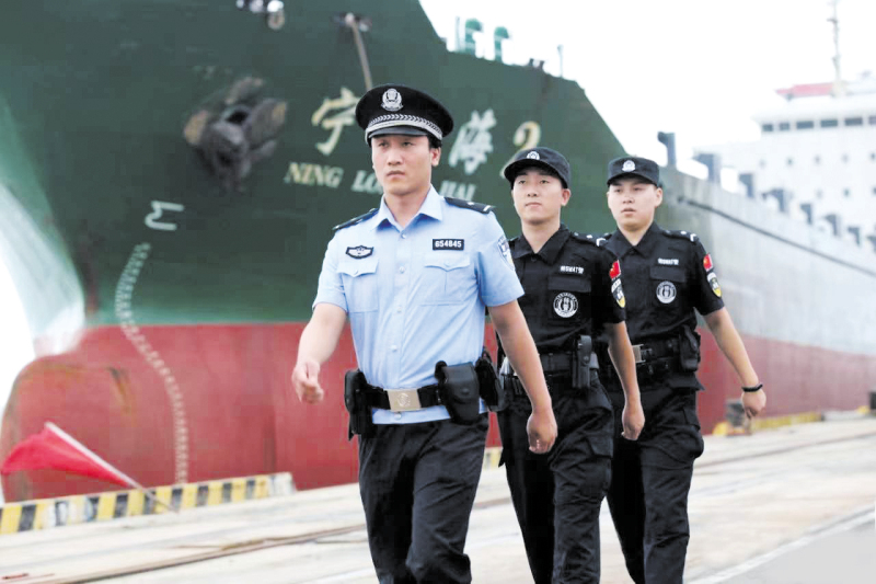 公安民警在錦州港區(qū)開展治安巡邏