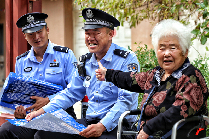 在社區(qū)老人眼里，見到李鵬就像見到自己孩子一樣親切