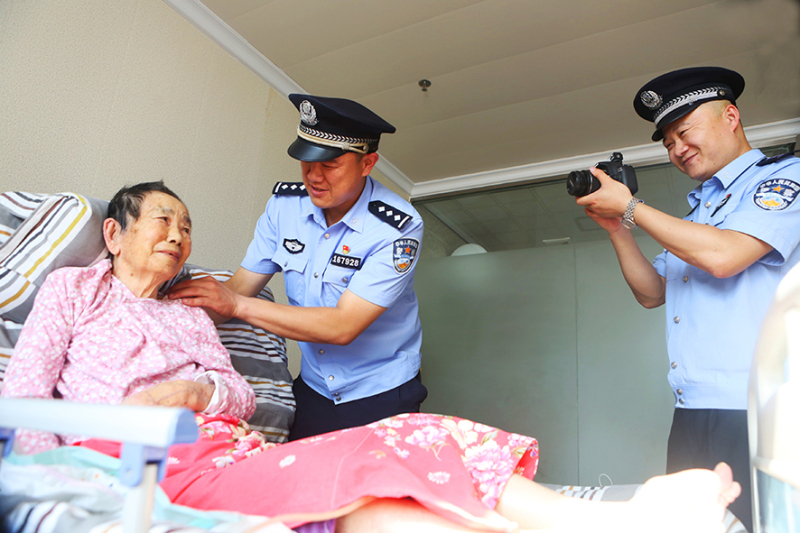 只要有行動(dòng)不便老人需要上門服務(wù)，李鵬總是隨叫隨到。