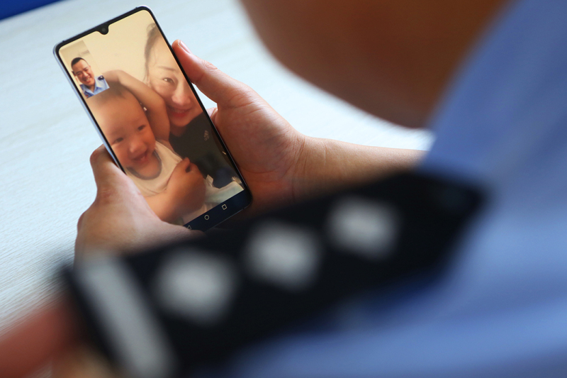 疫情期間，兩個(gè)月沒有回家的李鵬只能通過視頻看一看不到兩歲的兒子。