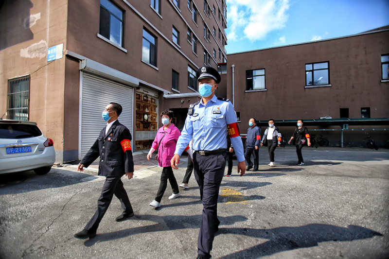 李鵬先后組建了義務(wù)巡邏隊(duì)、商戶聯(lián)盟、治安調(diào)解組等，為社區(qū)營造良好的治安環(huán)境。