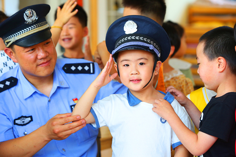 李鵬早已成為社區(qū)孩子們的偶像。