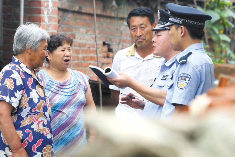 民警在化解矛盾糾紛