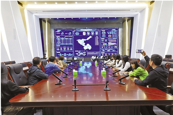 采訪團參觀紹興市柯橋區(qū)行政執(zhí)法指揮中心。