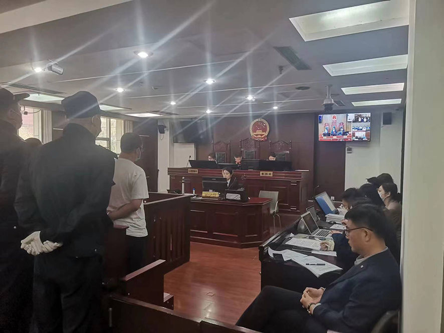 配文1：沈陽(yáng)市大東區(qū)法院審理刑事案件現(xiàn)場(chǎng)。