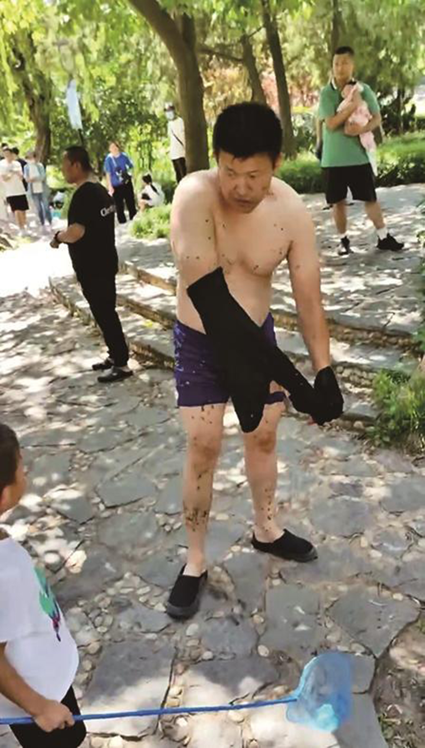 男子將大娘救出后，沒留下姓名就離開了。