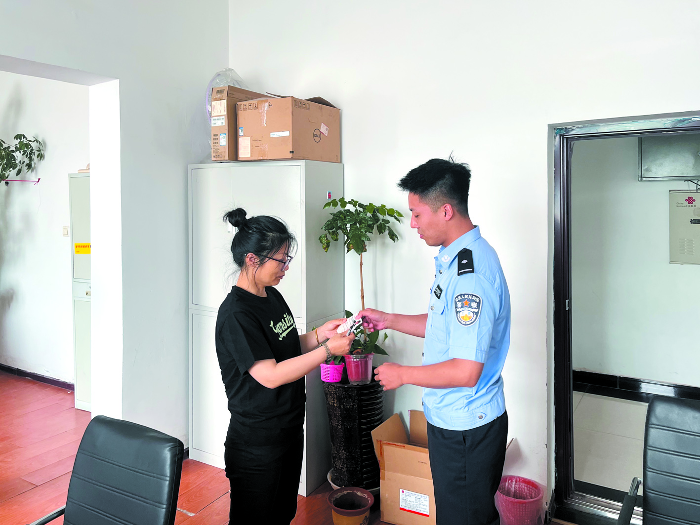 張鈺將居住證送到當(dāng)事人手中。