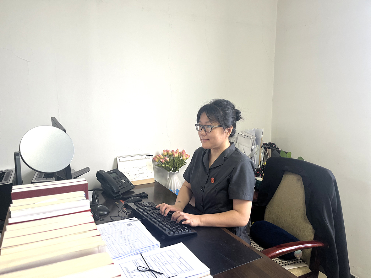 鞍山市中級人民法院民二庭副庭長郭盈