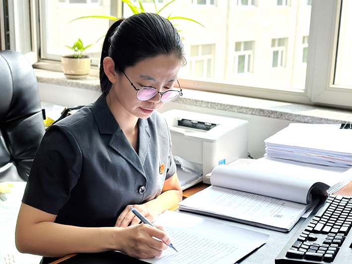 喀左縣人民法院民事審判庭庭長、三級法官 張可