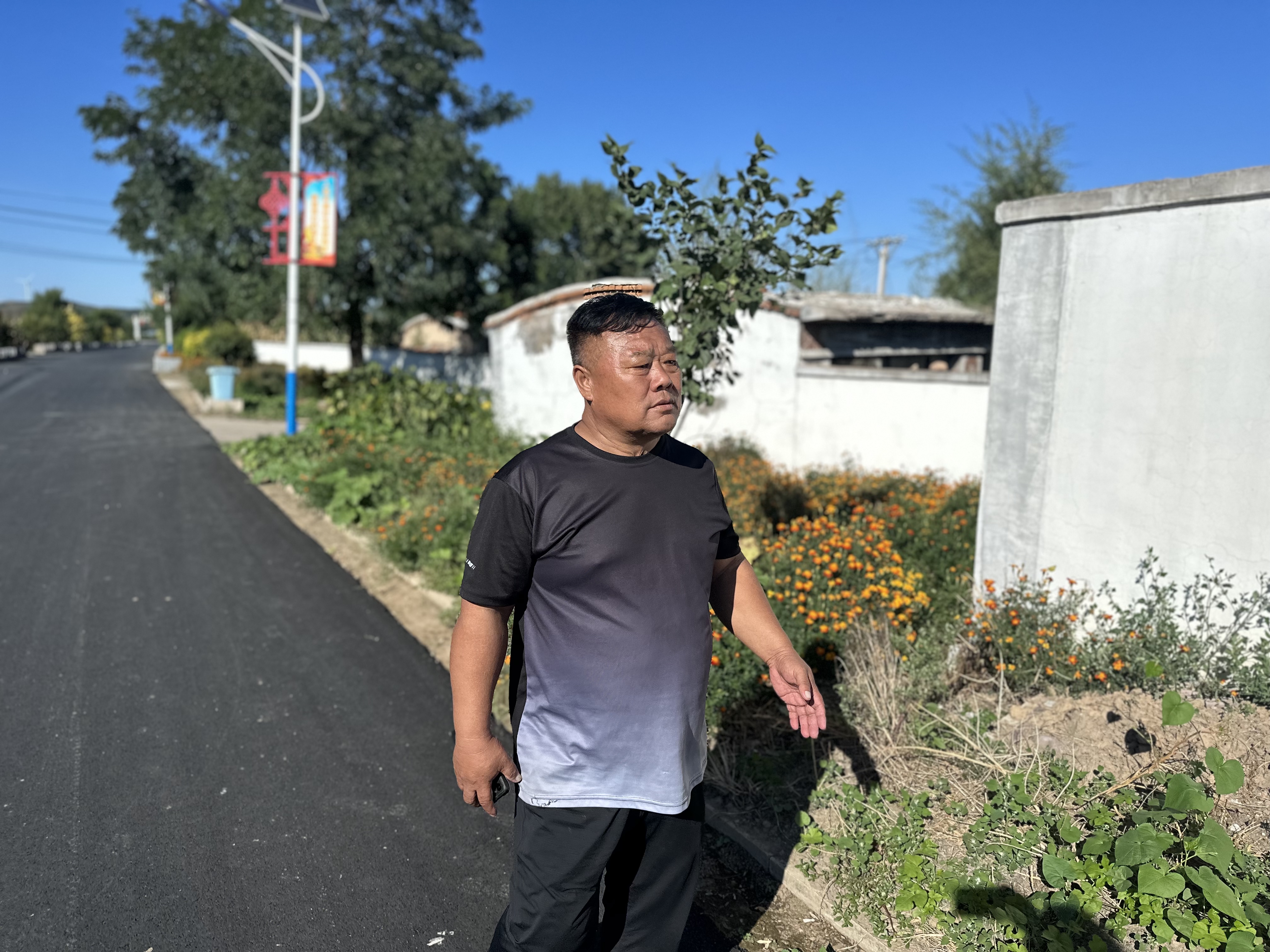 小寺村這條路，謝仁宏每天都要走上幾遍