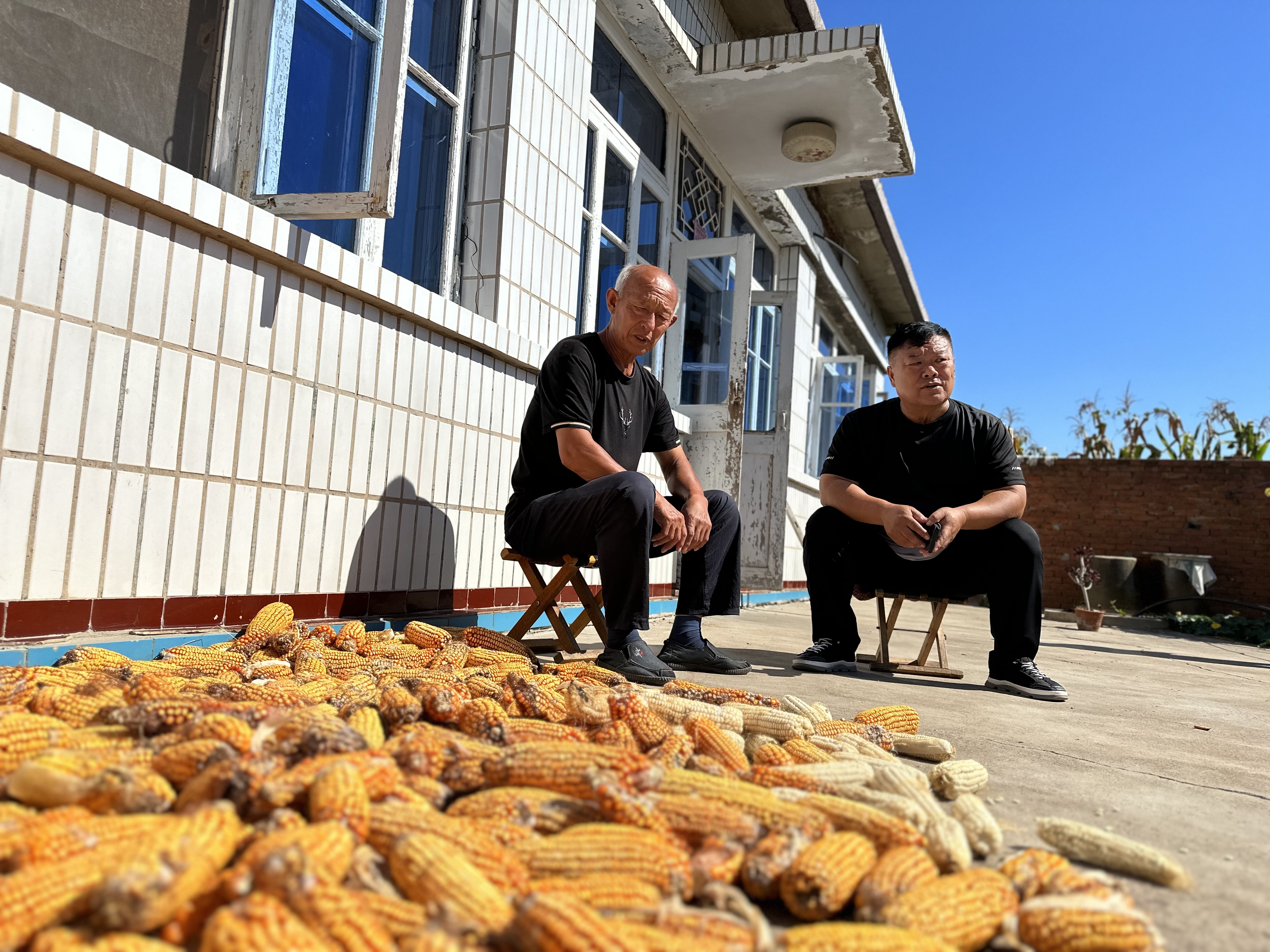 高延軍（左）向謝仁宏匯報村里的情況