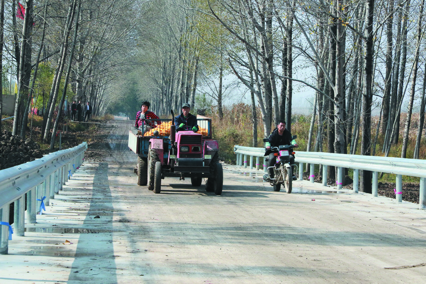 劉永晶開(kāi)著四輪拖拉機(jī)秋收歸來(lái)