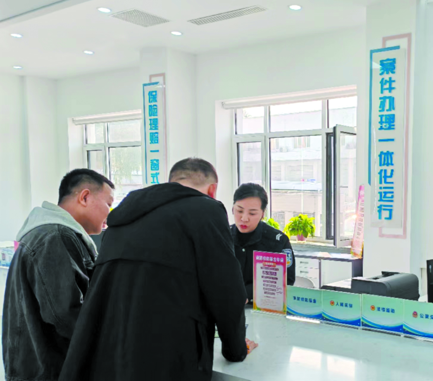 工作人員熱心服務(wù)當(dāng)事人