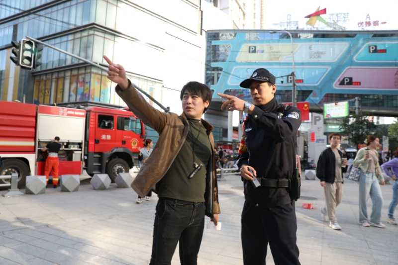 前端警務(wù)聯(lián)勤崗警力為百姓解答問(wèn)題 