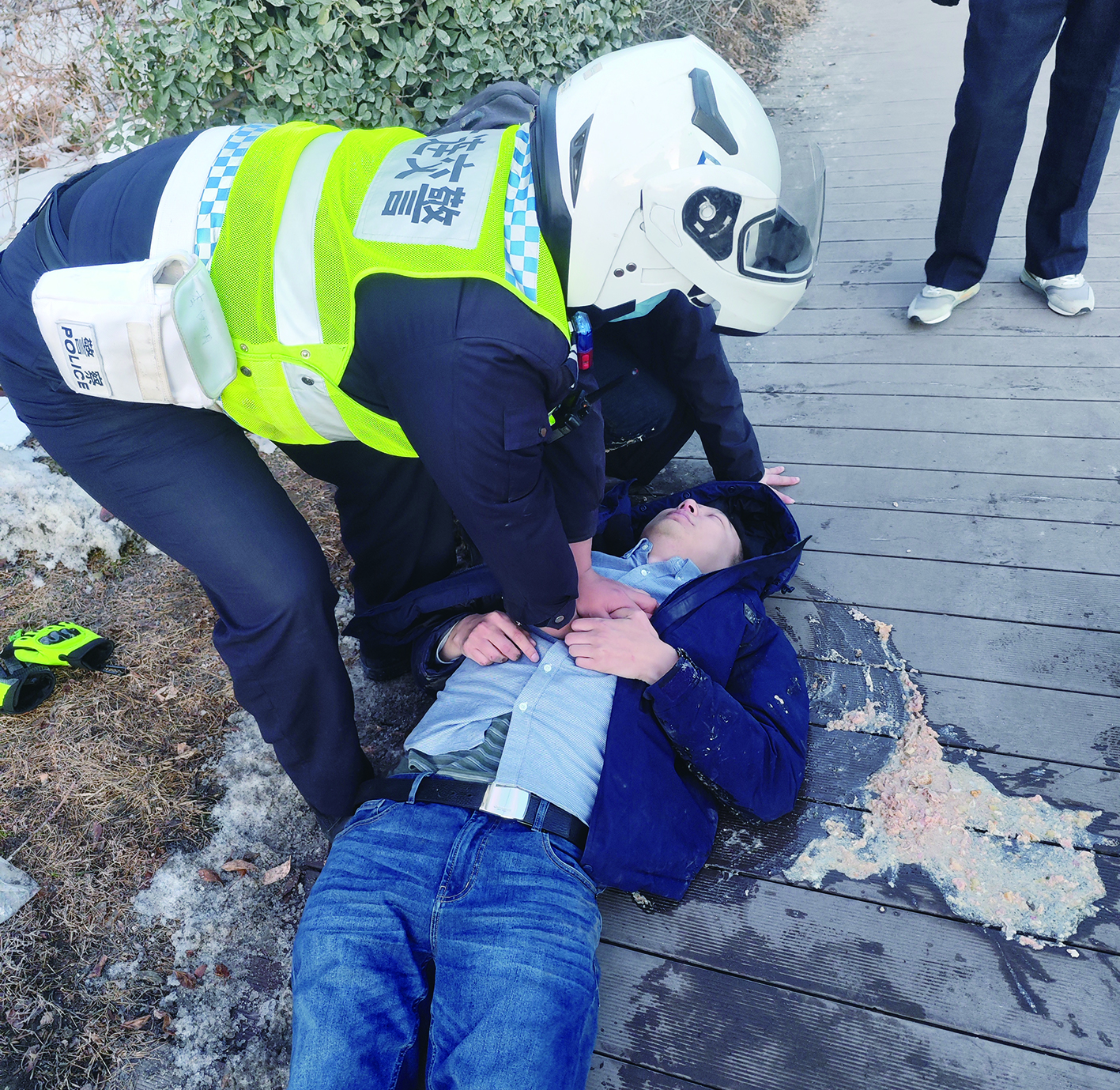 大連交警跪地“搶”回男子一條命