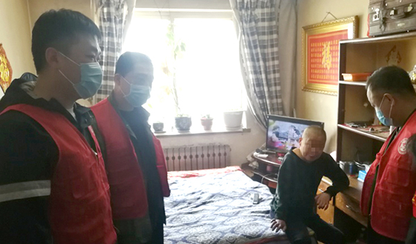 圖2，干警走訪轄區(qū)內(nèi)困難群眾