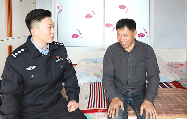 圖5，韓洪祥（左）勸解張某波（右）凡事要以和為貴