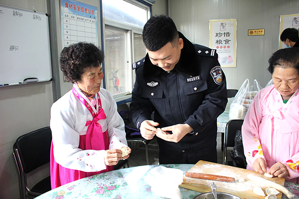圖6，老人們與陸家派出所所長朱旭（中）一起制作鮮族風味餃子