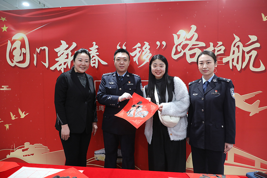 記者（左）也為游客送去“?！?