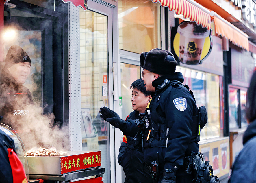 民警叮囑商家注意消防安全