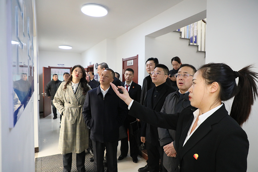 馬仲河鎮(zhèn)政法委員邢蓉(右一)向拉練團(tuán)成員介紹“一庭兩所多部門”多元化解矛盾糾紛的工作流程