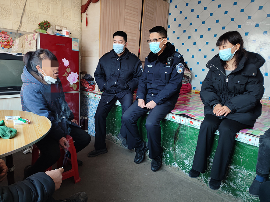 政法委員和民警開(kāi)展跟蹤回訪(fǎng)工作