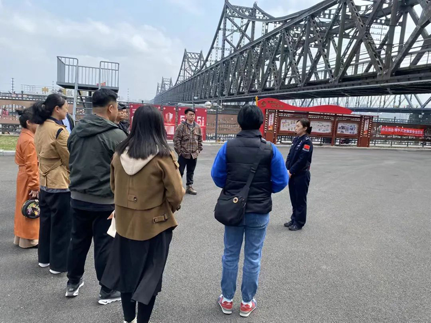 丹東邊檢站民警在斷橋前講述國(guó)家安全