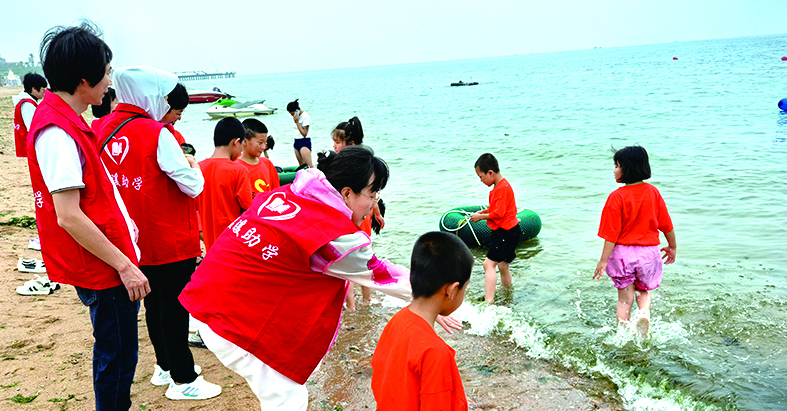 志愿者鼓勵孩子下海