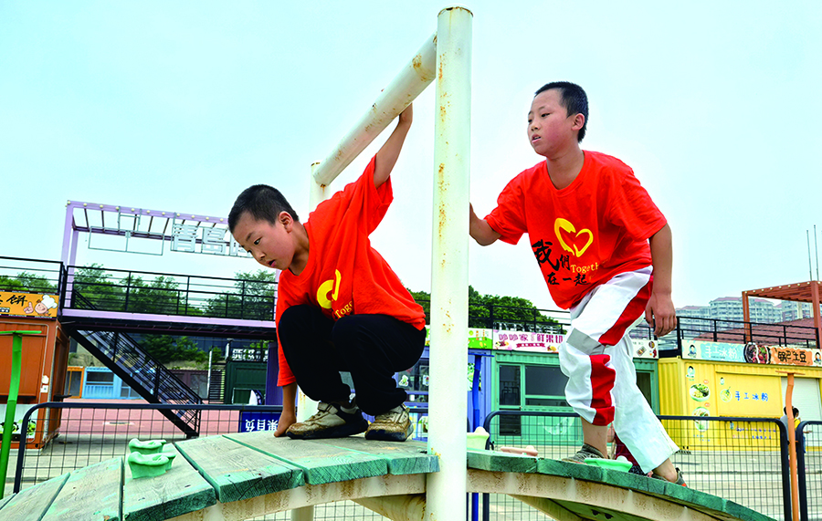 孩子們在游樂場玩耍