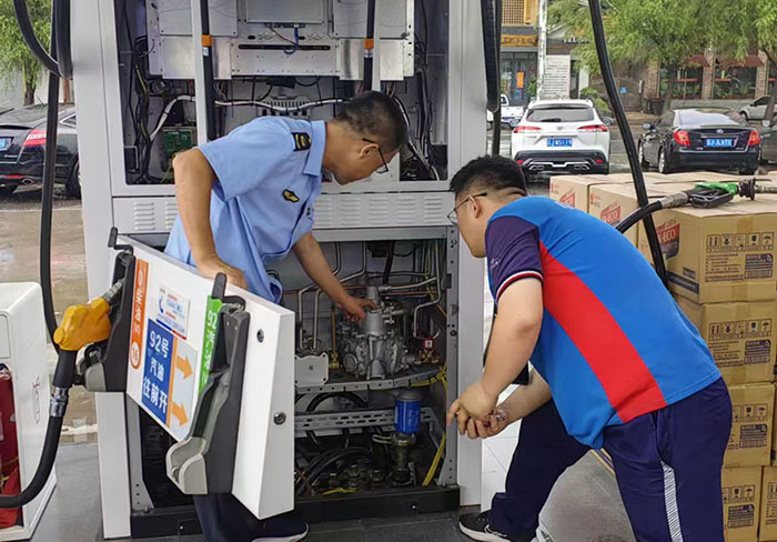 阜新市市場監(jiān)管局執(zhí)法人員依法檢查加油站加油機(jī)計(jì)量和油品質(zhì)量。