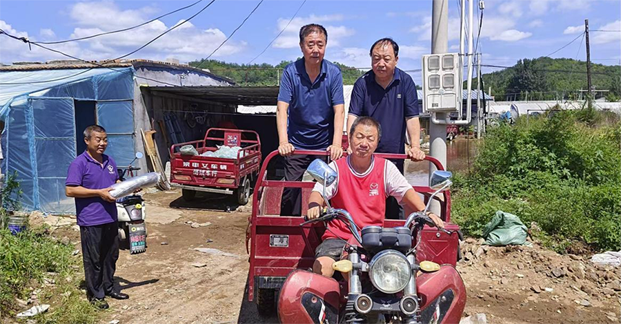 遼寧省食用菌協(xié)會副會長劉喜杰乘坐當?shù)厝嗆嚽巴転?zāi)現(xiàn)場