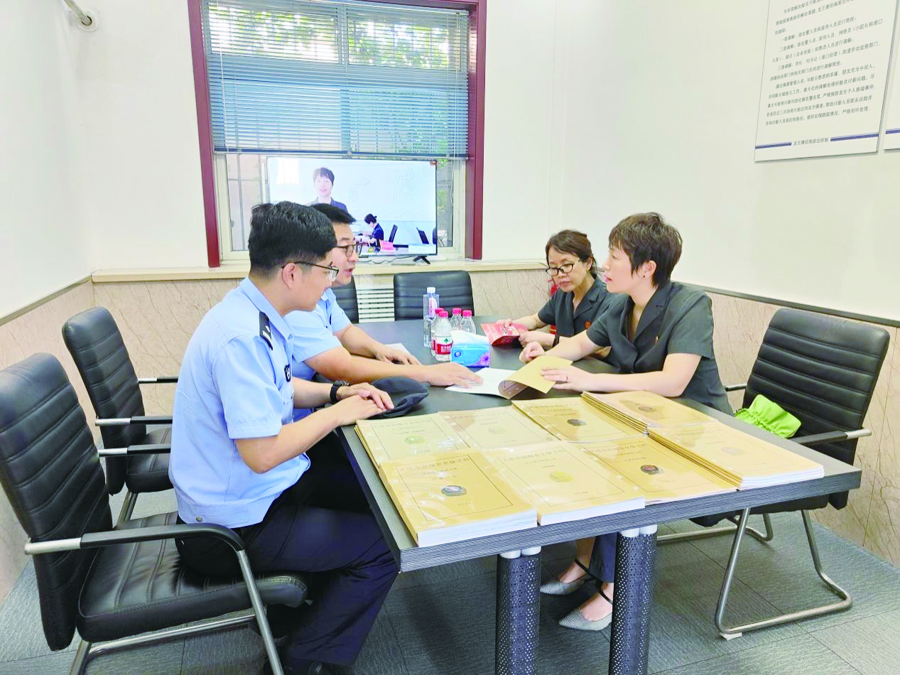 武寒霜（右一）帶領(lǐng)法官走進派出所，指導(dǎo)民警前端化解矛盾糾紛。