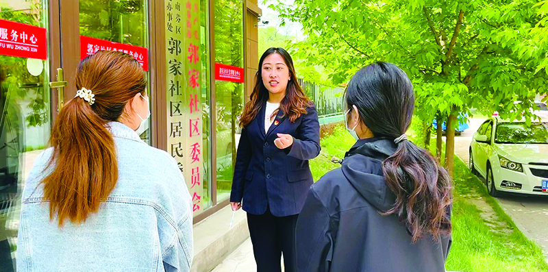 李媛(中)給社區(qū)居民普法。