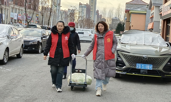 東華園社區(qū)代辦員為轄區(qū)行動(dòng)不便群眾代買白菜并送上門