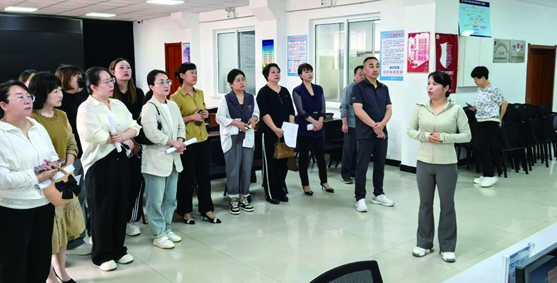 馬玲（右一）向介紹社區(qū)普法示范點建設(shè)情況