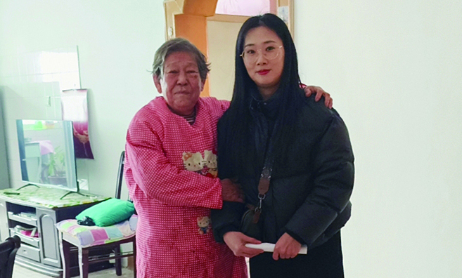 王月(右)走訪慰問獨居老人