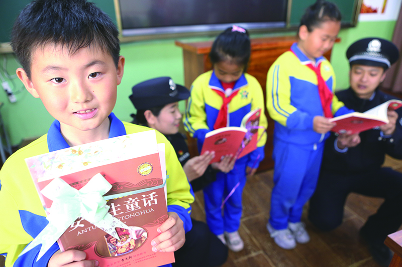 學(xué)雷鋒紀(jì)念日到來之際，本溪市橋北工業(yè)園分局北臺派出所民警本溪市橋北工業(yè)園分局北臺派出所民警走進(jìn)校園開展關(guān)愛留守兒童活動